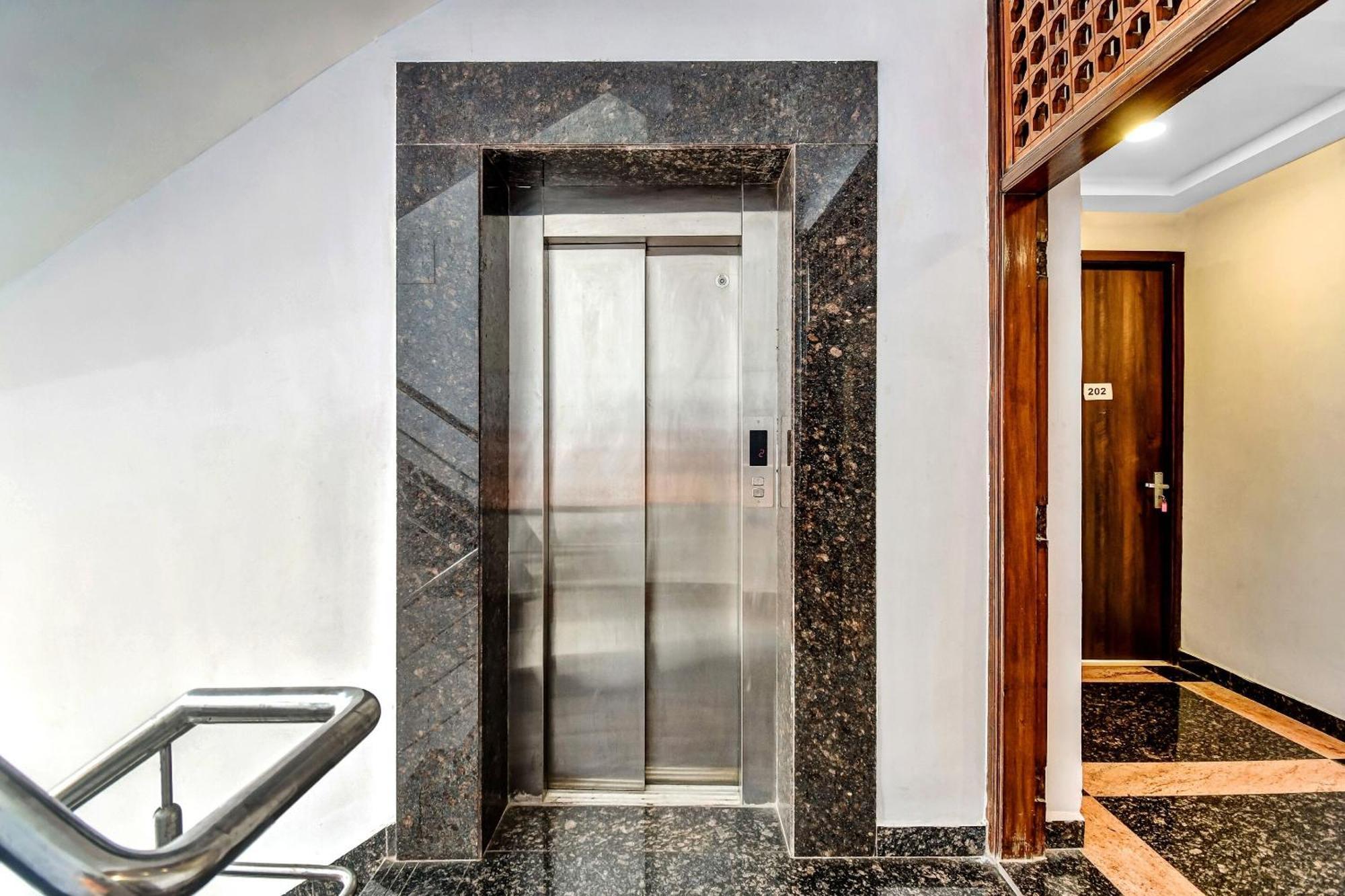 Super Townhouse All In One Kolkata Bagian luar foto
